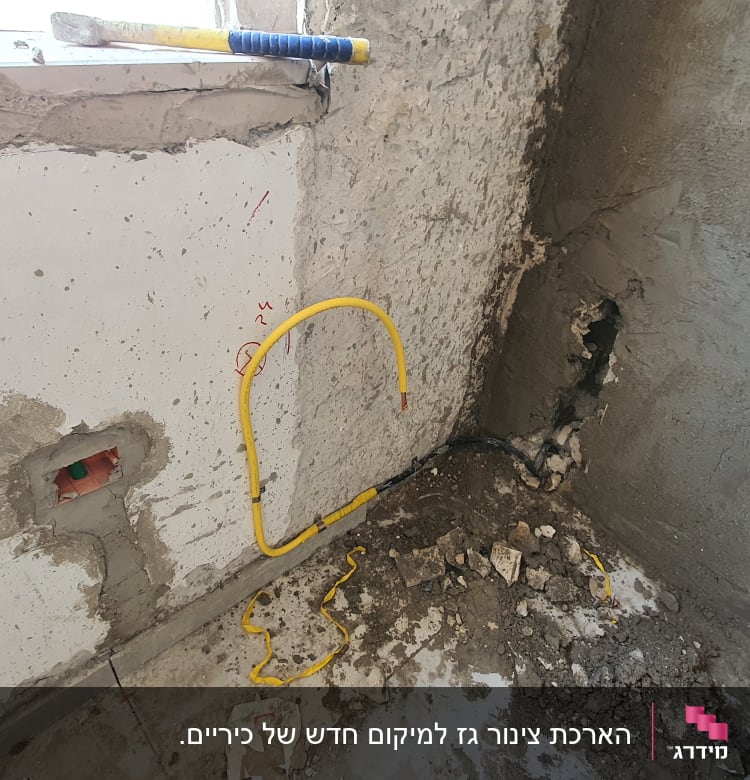 צינור גז צהוב מותקן בקיר בטון חשוף